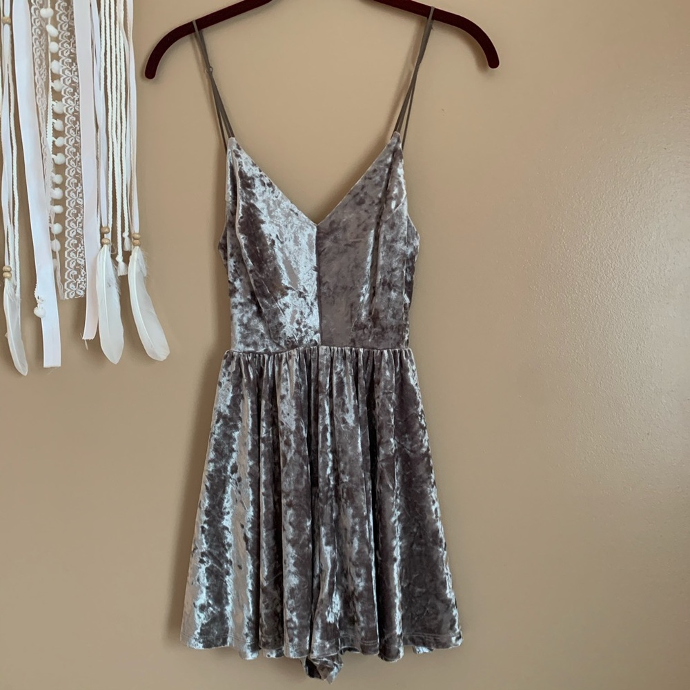 Silence + Noise vanessa velvet romper 🤍